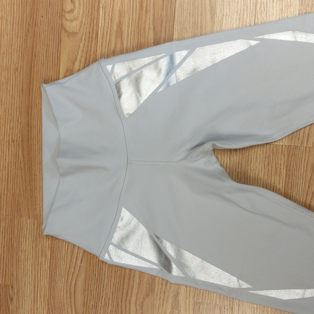 Alo Airbrush Leggings Dove Grey with Silver Facet Size Small - Picture 5 of 13